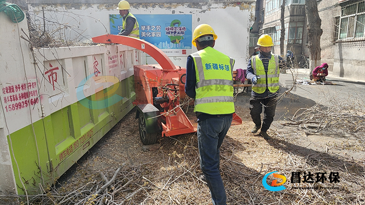 新疆烏魯木齊市客戶使用現場，園林綠化（huà）**樹枝（zhī）粉碎機，主要是處（chù）理小區（qū）綠化修剪後的樹枝！
