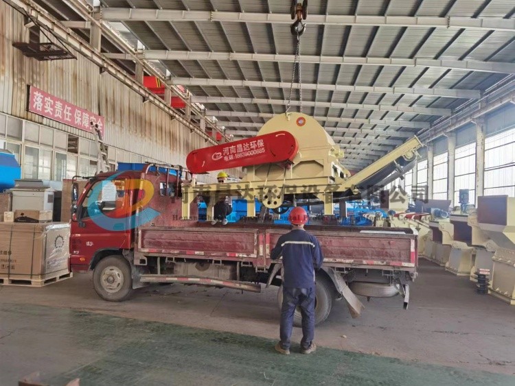 雲南客戶定製下輸送（sòng）出料食用菌木耳料木屑機2.jpg
