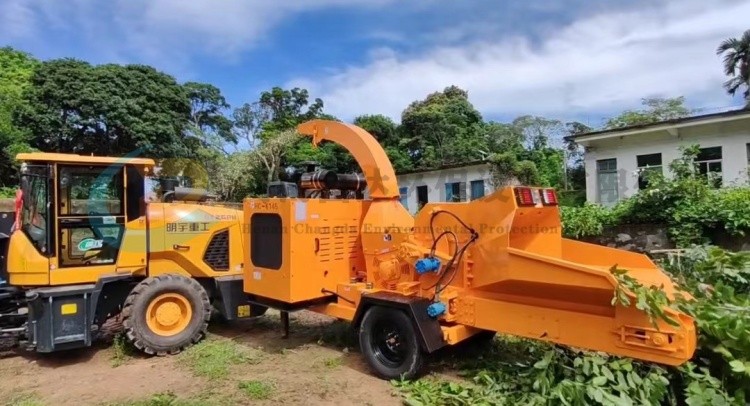 河南昌達HC-6145園（yuán）林樹枝粉碎機鏈條輸送版海南客戶現場.jpg