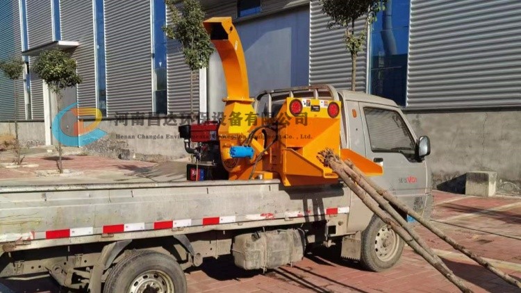 浙江客戶定製小型車載式樹枝粉碎機（jī）.jpg