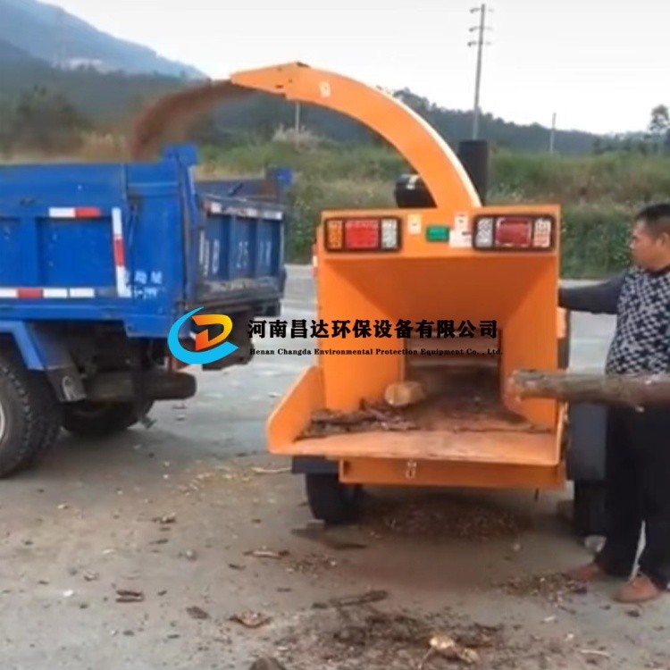 河南昌達HC-6145樹（shù）枝粉碎機河（hé）南信陽客戶使用現場（chǎng）.jpg