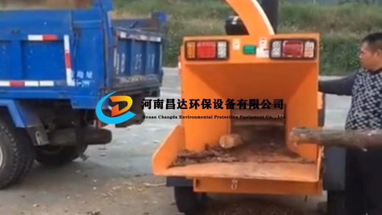 河南昌達HC-6145樹枝粉碎機河南信陽客戶使用(yòng)現場 河南(nán)昌達HC-6145樹枝粉碎機河南信陽客戶使用現場