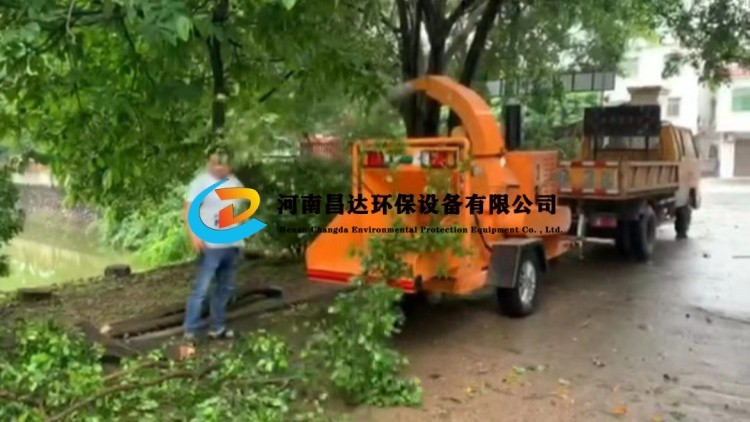 河南昌達HC-6145園林綠化樹枝粉碎（suì）機福建福州客戶使用現場.jpg