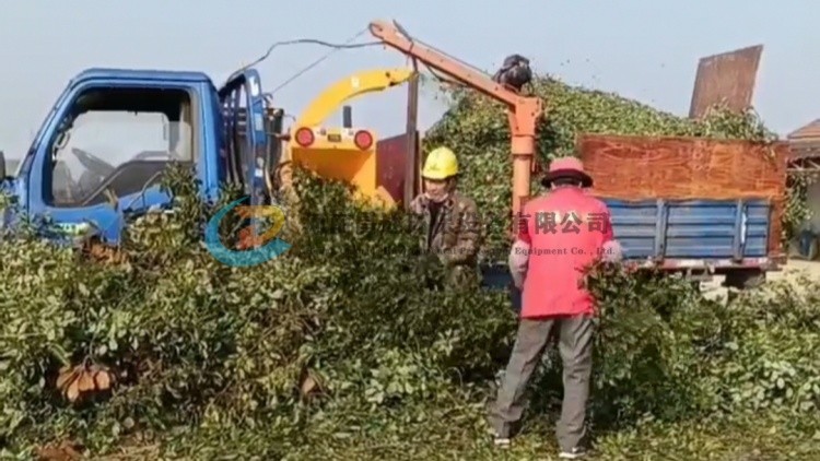 河南昌達（dá）園林綠化樹（shù）枝粉碎機浙（zhè）江客戶訂指小型車載式樹枝粉碎車.jpg