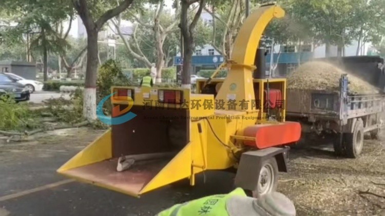 6145園林（lín）綠化樹枝粉碎機河北石家莊（zhuāng）客戶使（shǐ）用現場