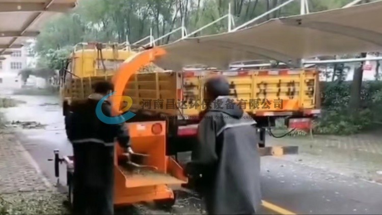 小（xiǎo）型園林綠化（huà）樹枝粉碎機上（shàng）海（hǎi）客戶使用現場.jpg