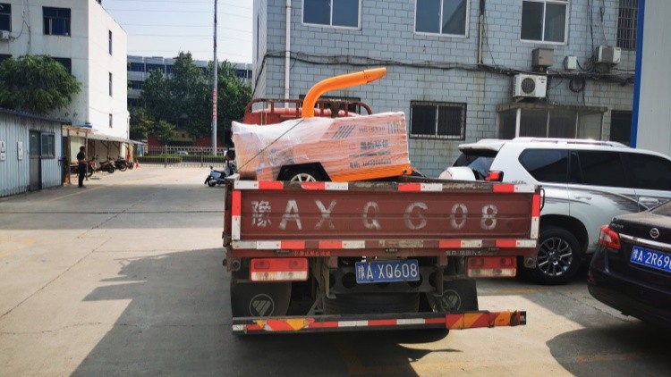 鄭州客戶到廠自提園林樹枝粉碎機（jī）.jpg